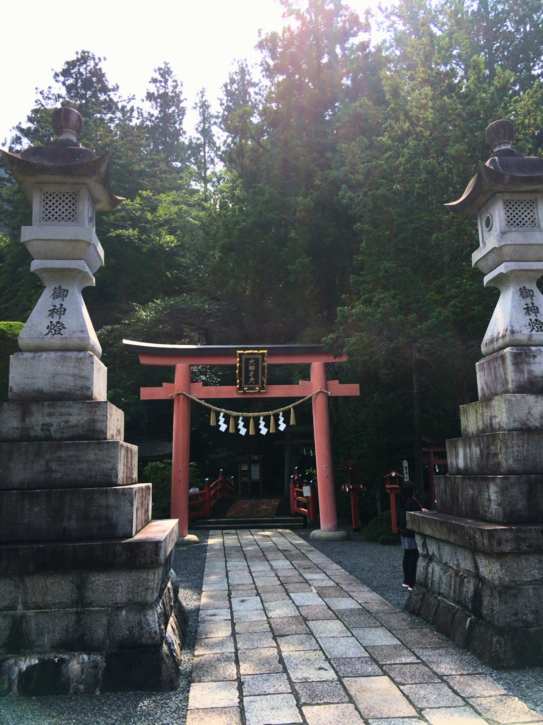 石灯籠の間から見た天河大辨財天社の鳥居と石畳の参道