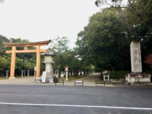 橿原神宮の社号標と参道入口の大鳥居