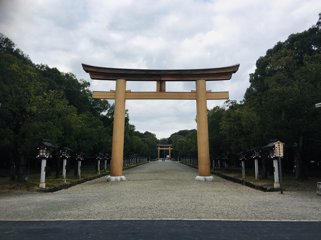 石灯籠が並ぶ橿原神宮の表参道と大鳥居