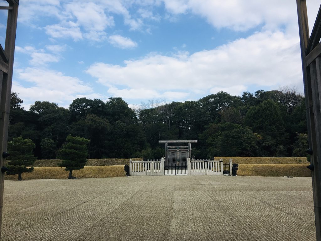 神武天皇陵の鳥居と拝所