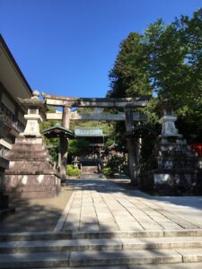 伊奈波神社の参道入口に立つ石鳥居と献燈（岐阜県岐阜市伊奈波通り）