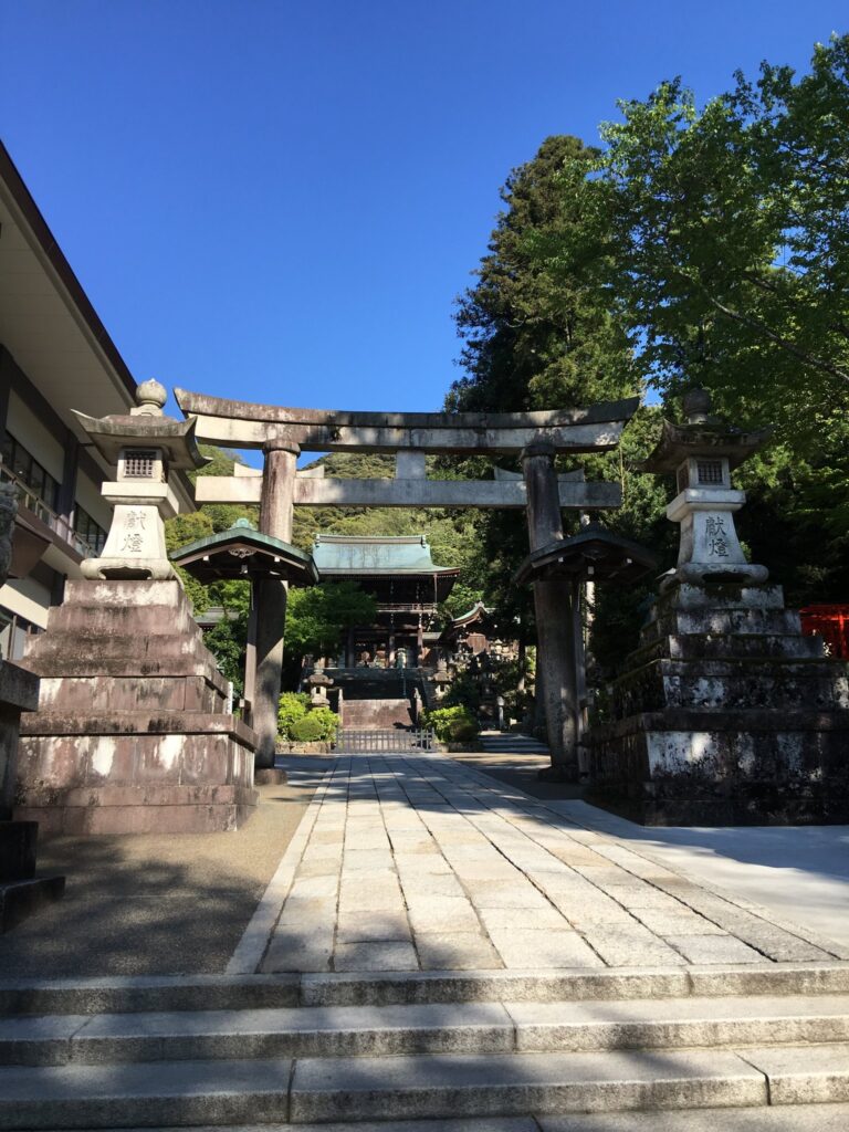 伊奈波神社の参道入口に立つ石鳥居と献燈（岐阜県岐阜市伊奈波通り）