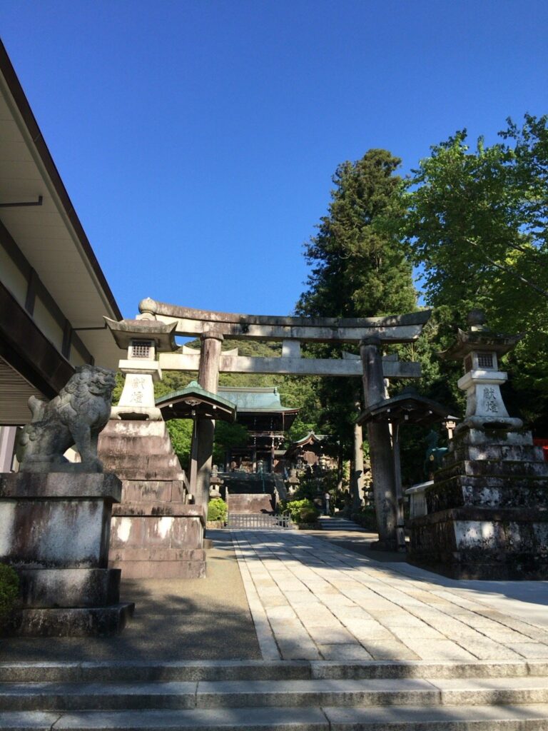 伊奈波神社の鳥居脇を守る狛犬