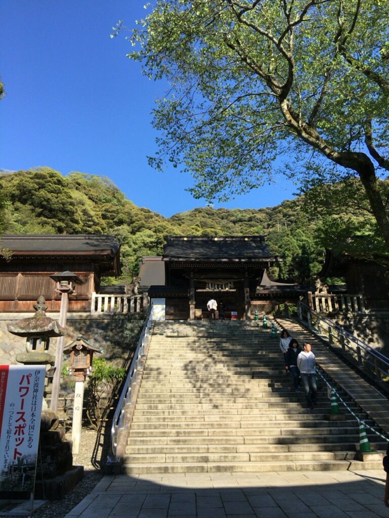 伊奈波神社の神門へ続く石段とパワースポットの案内板