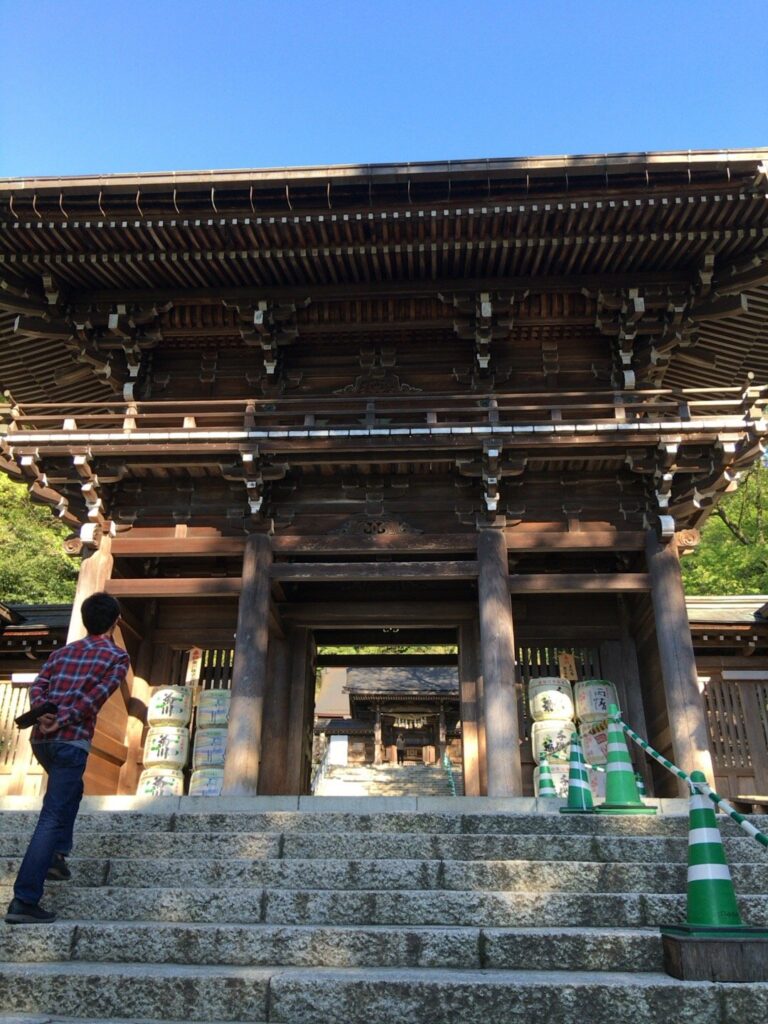 伊奈波神社の楼門と奉納された酒樽