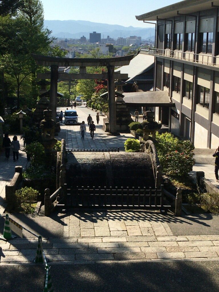 伊奈波神社の参道から鳥居越しに望む岐阜市街と山並み
