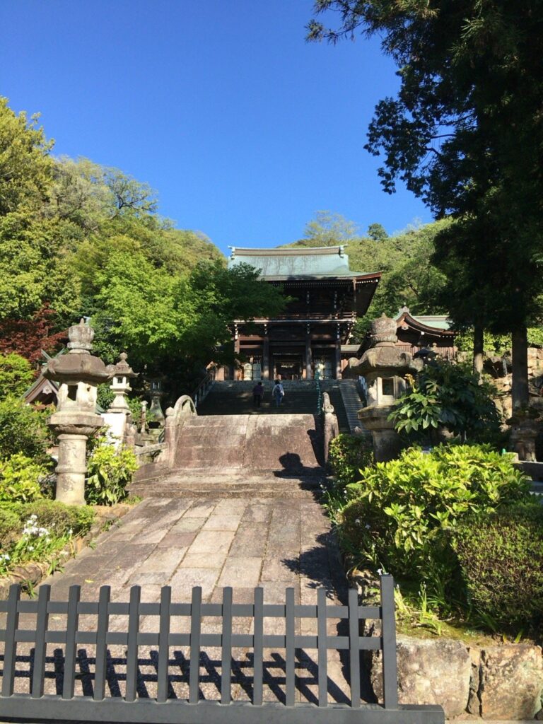 伊奈波神社の石造りの神橋と、その奥に見える楼門