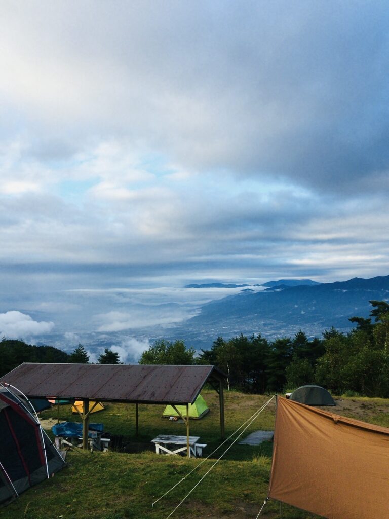 陣馬形山山頂のキャンプ場