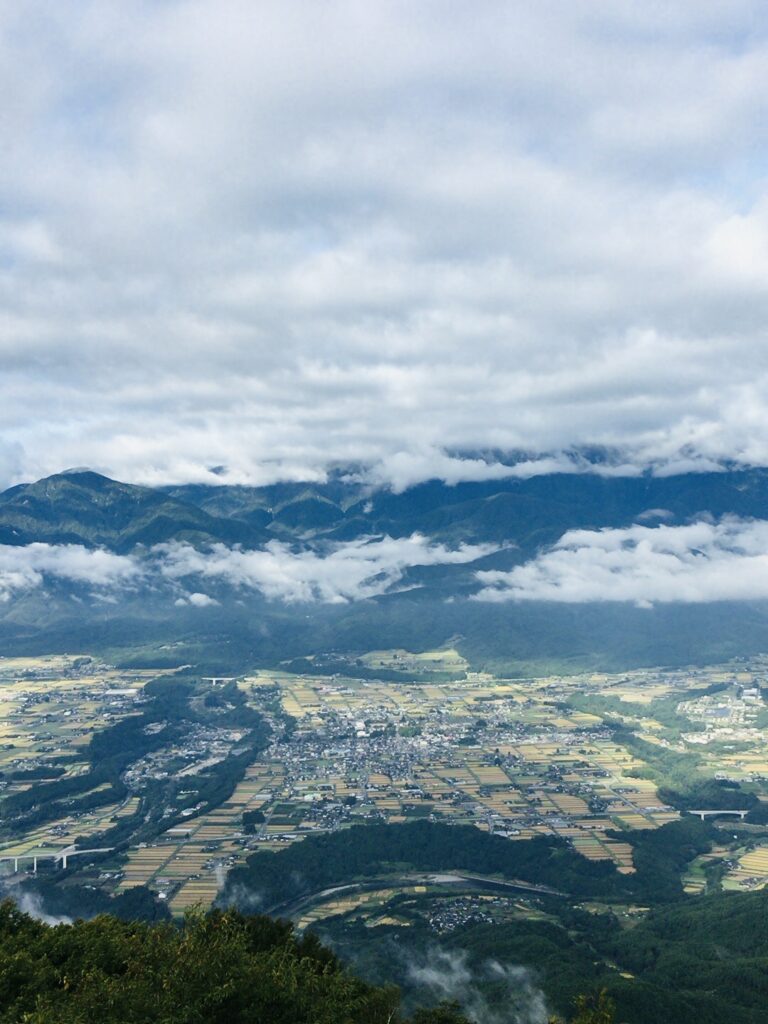 陣馬形山から見下ろす伊那谷の町並みと山並み