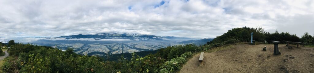 陣馬形山山頂の草原と伊那谷のパノラマ