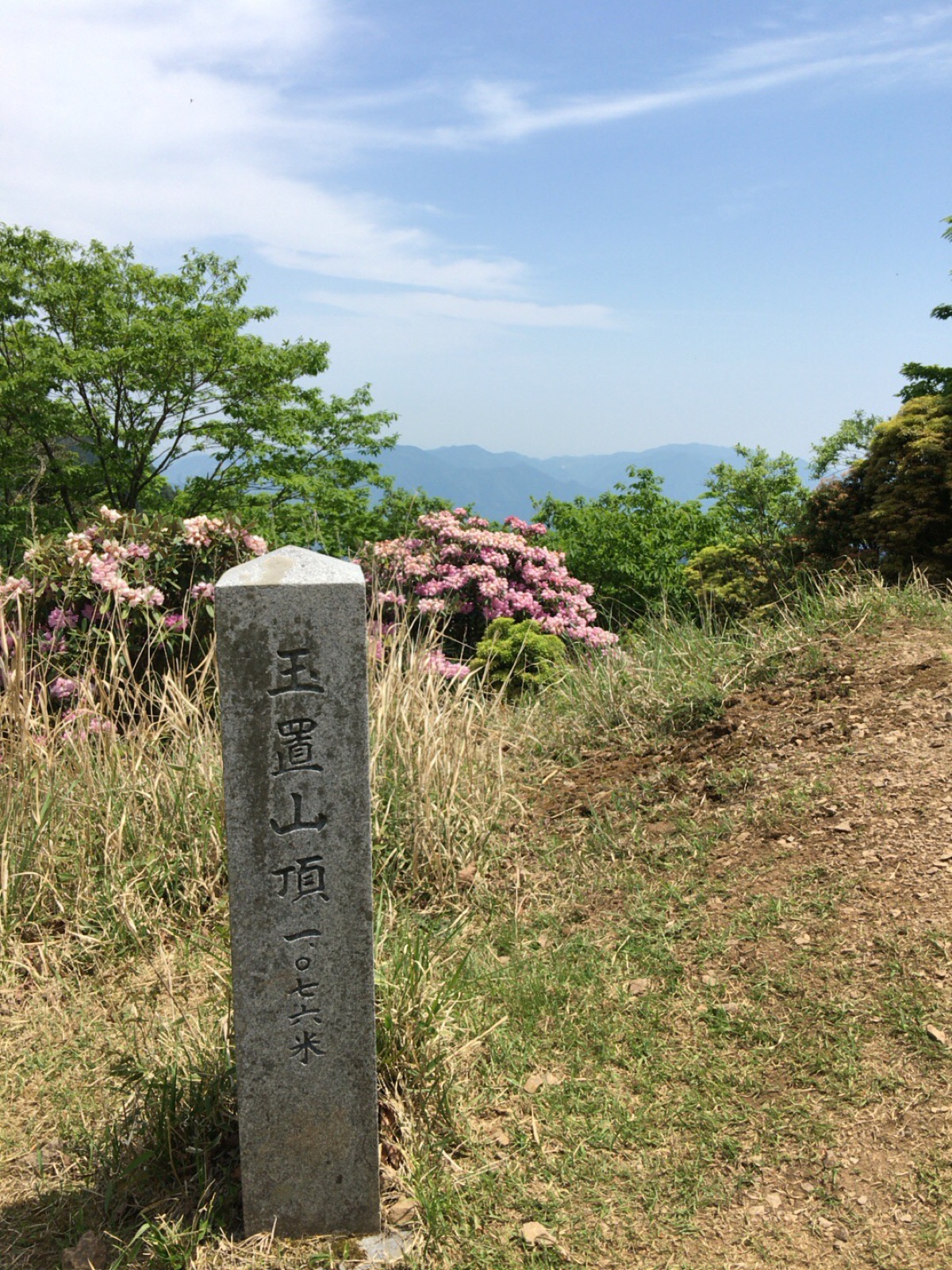 標高1076メートルの玉置山山頂を示す石柱