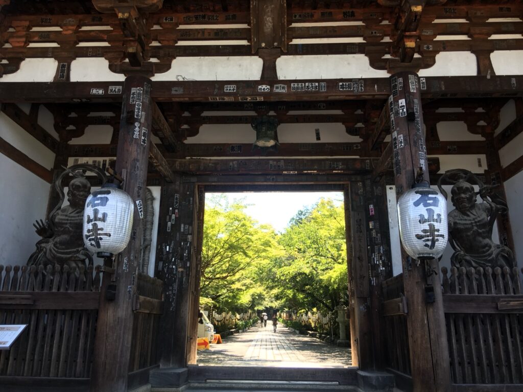 石山寺の東大門と左右の仁王像