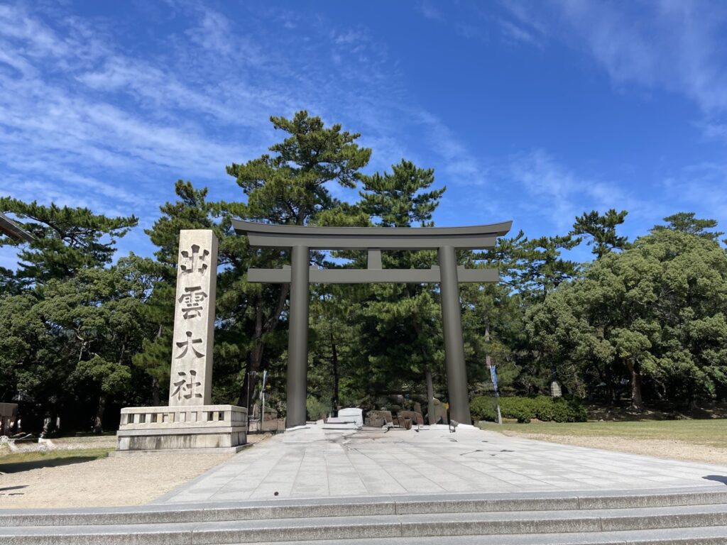 「出雲大社」と刻まれた社号標と鳥居