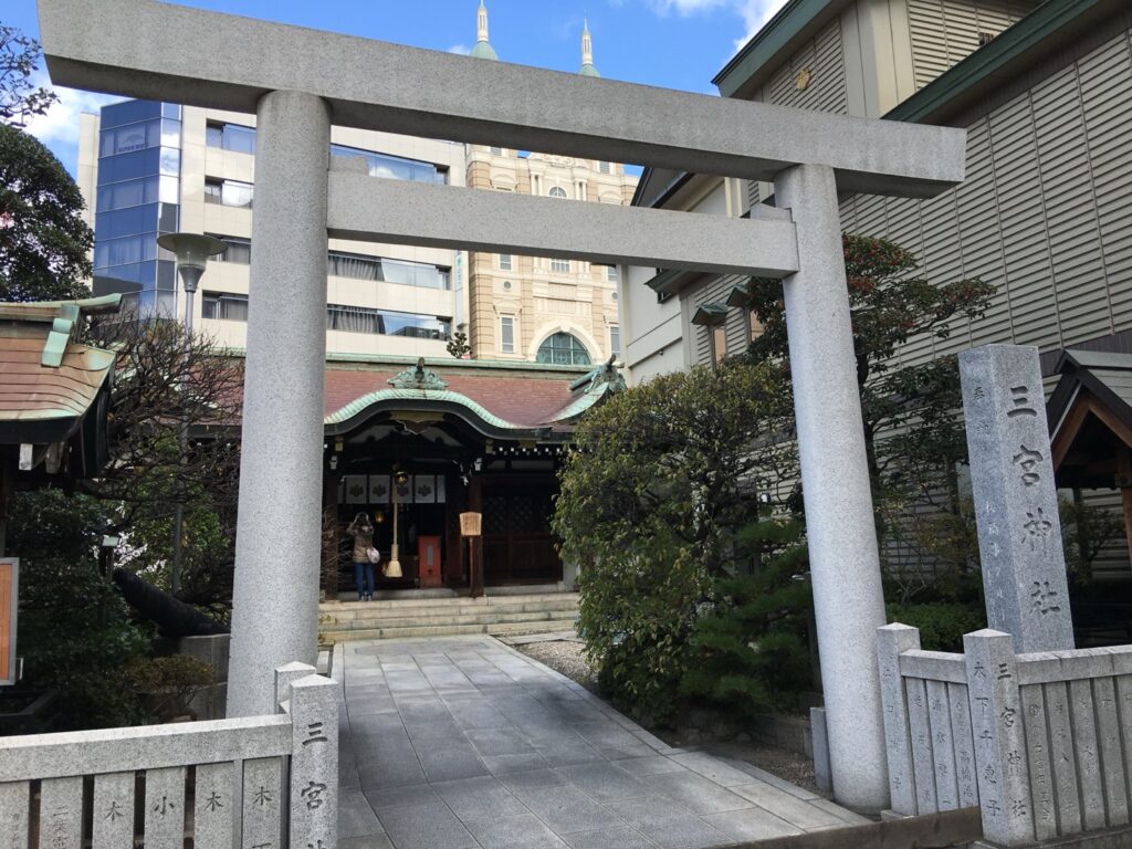 神戸市中央区の三宮神社の鳥居と社号標