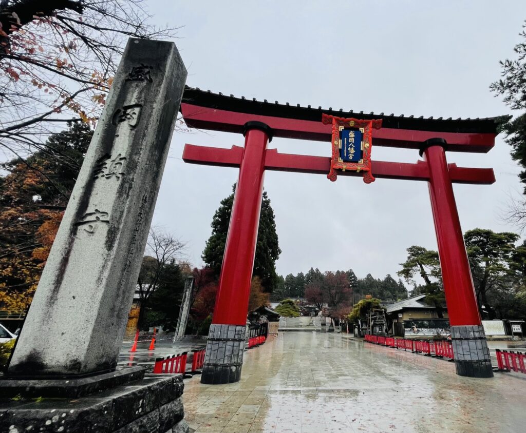 盛岡八幡宮の朱の大鳥居と「盛岡鎮守」の石柱