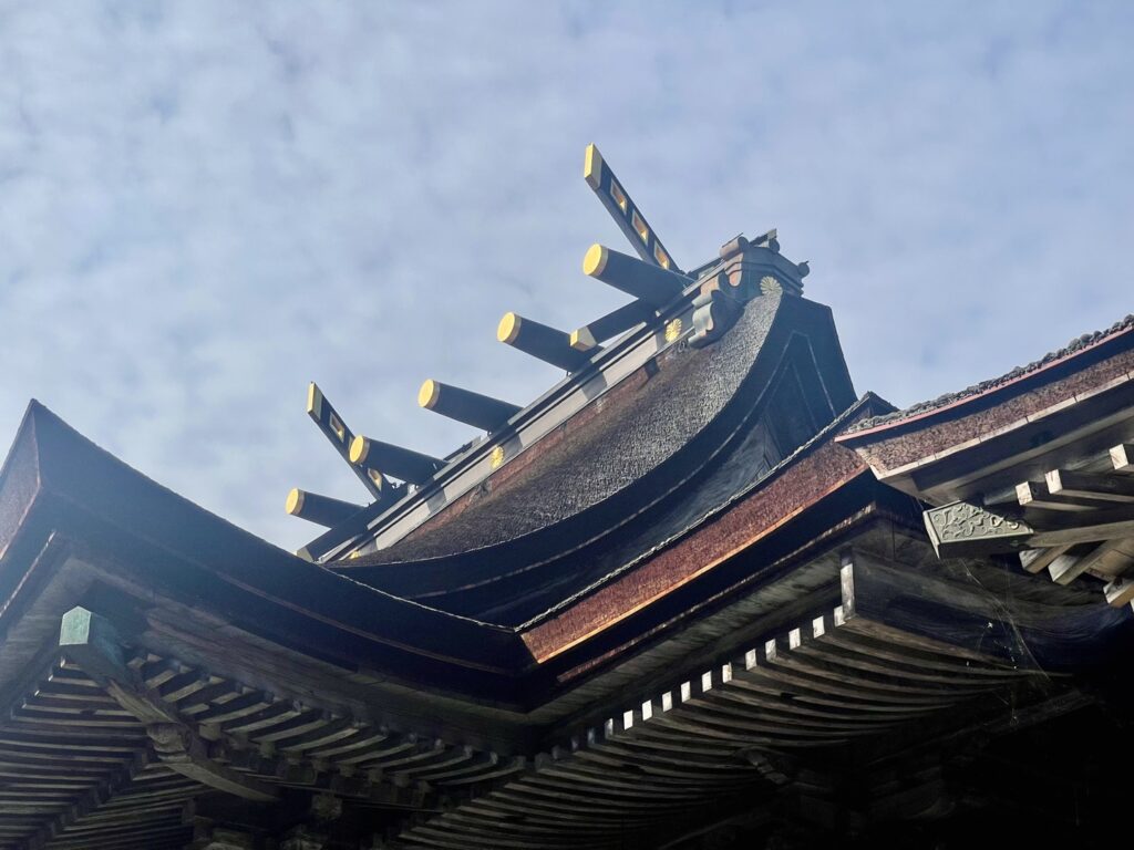 中山神社の社殿の屋根に載る千木と鰹木