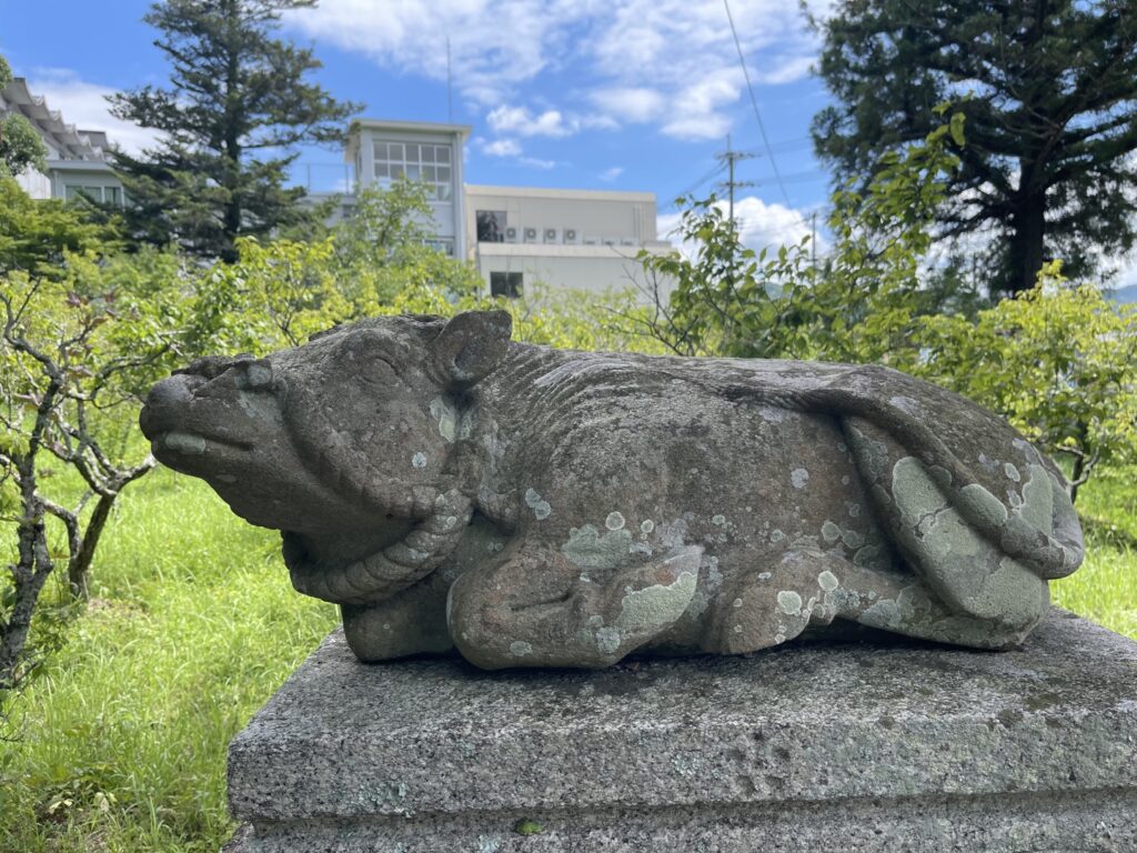 生身天満宮の境内にある石の臥牛像