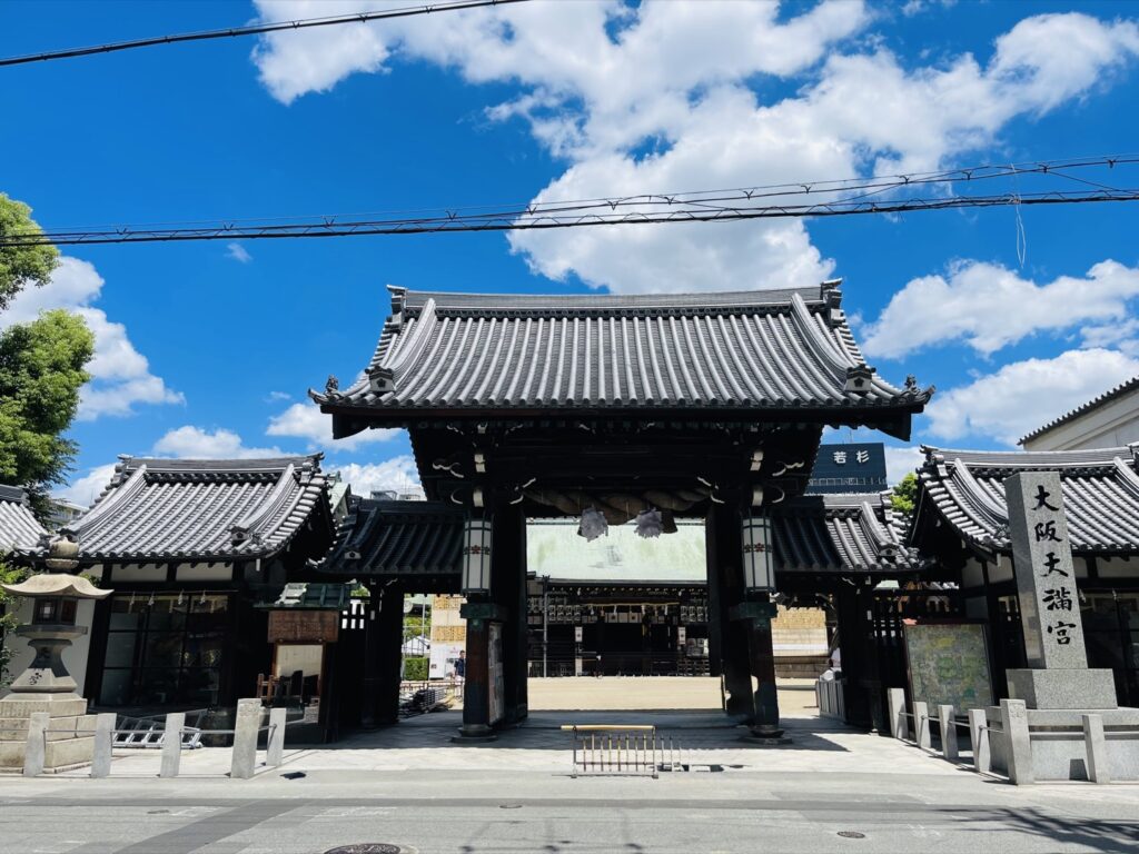 大阪天満宮の表門と「大阪天満宮」の社号標