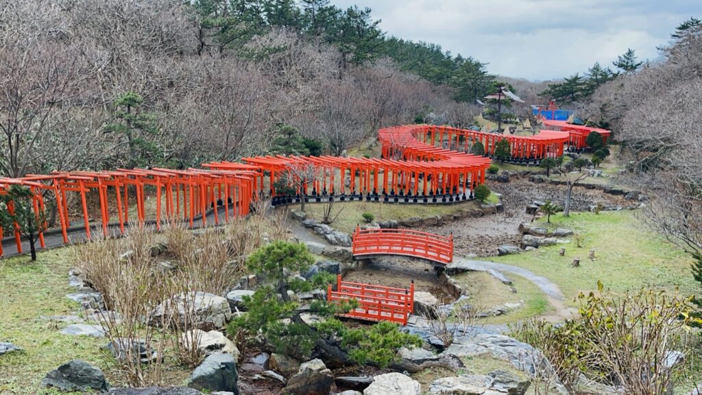 高山稲荷神社の境内に連なる朱の鳥居